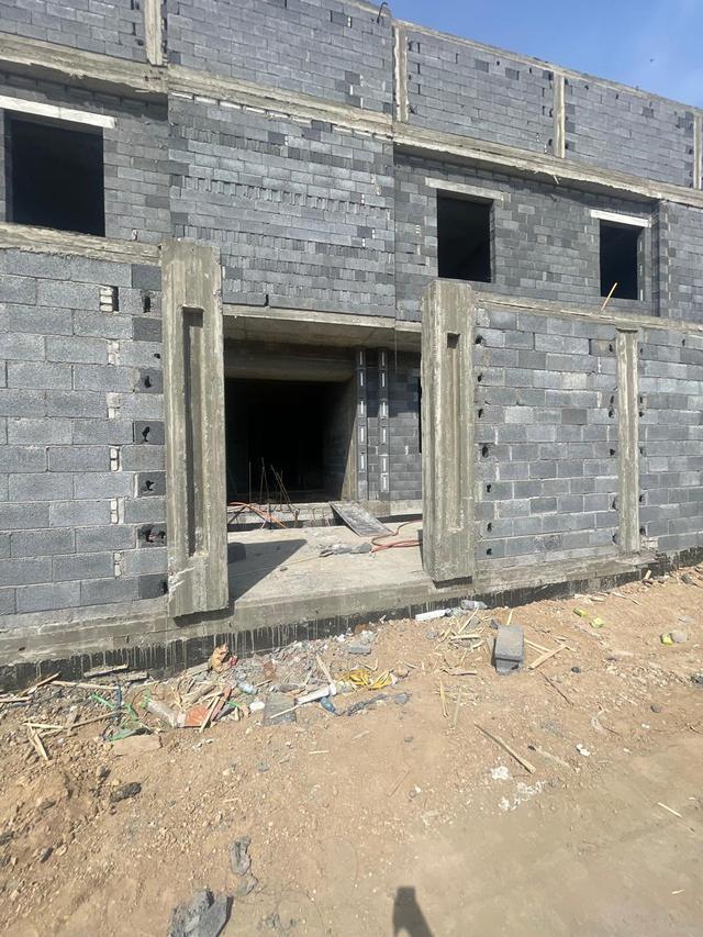 مبنى بمرحلة البلوك والفتحات