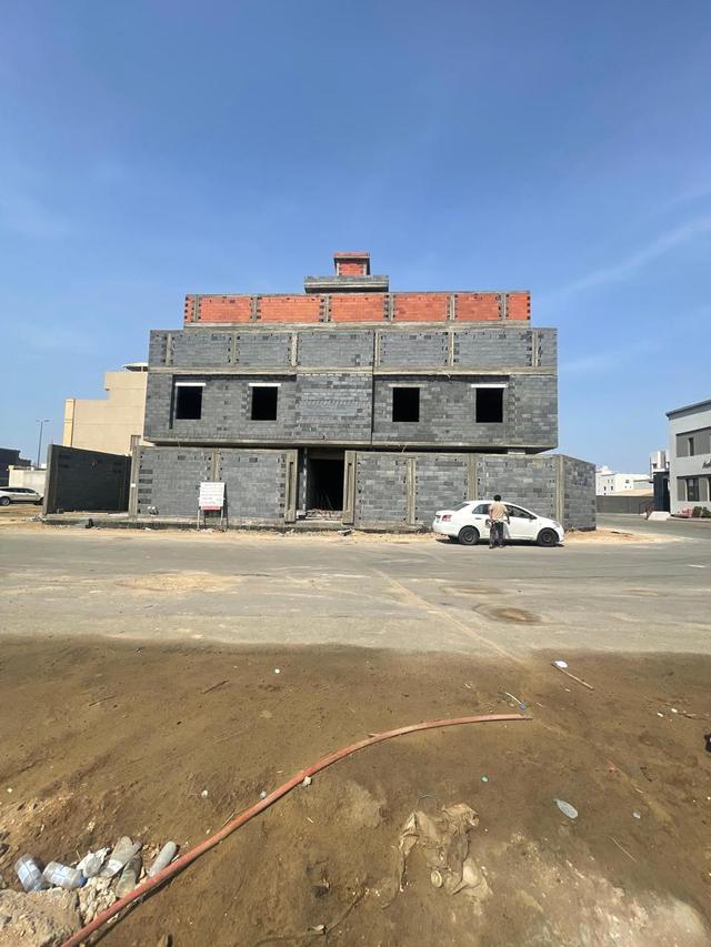 مبنى سكني بمرحلة التشطيب الخارجي