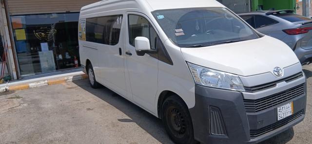حافلة VIP صغيرة مجهّزة لنقل كبار الشخصيات والمعتمرين